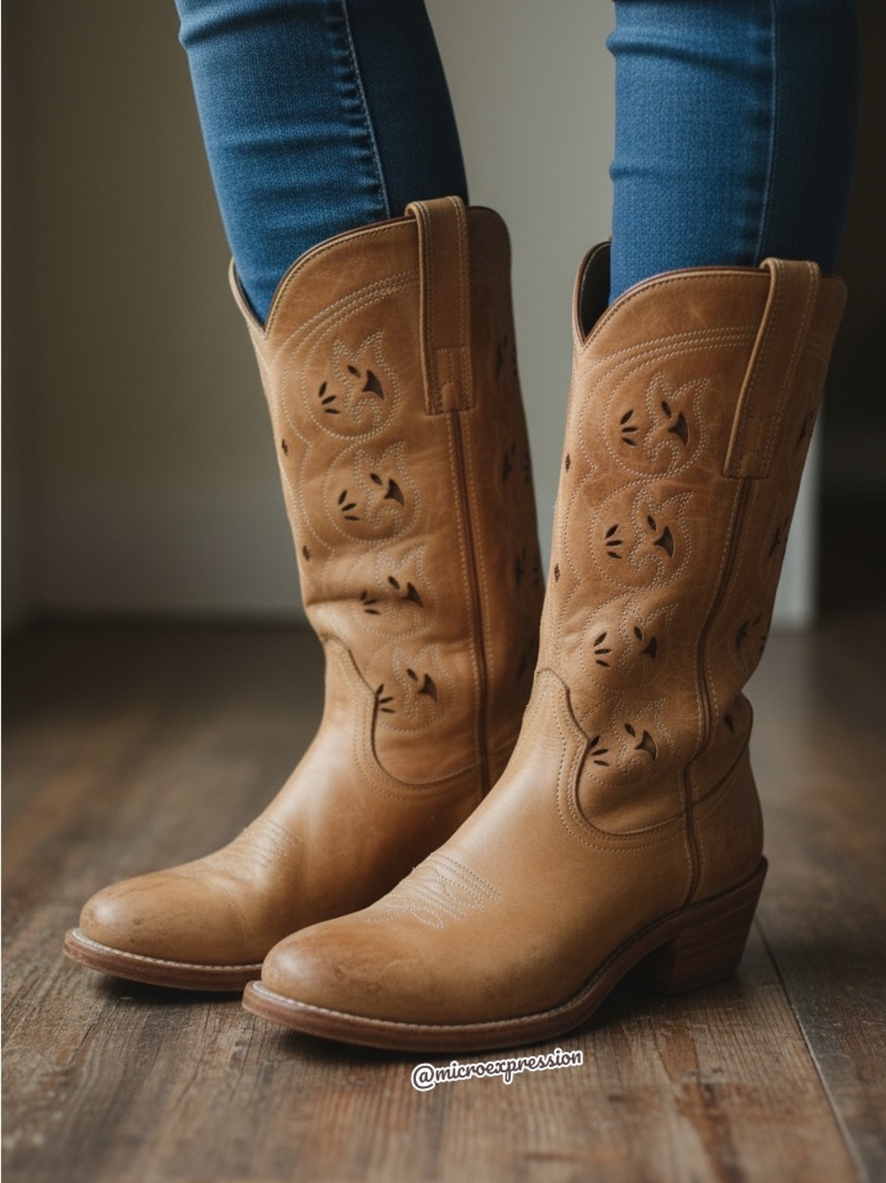 VINTAGE 1980 Frye Austin Tan Cottagecore Leather Floral Embroidered Cowboy Boot